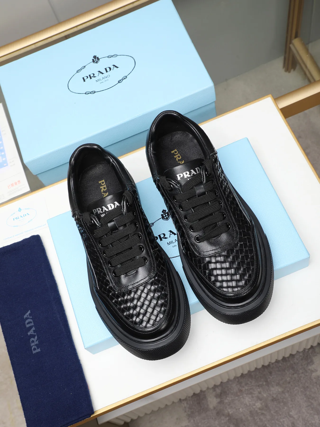 Men's shoes 💰500 Prada/Prada Men's new casual shoes, this upper is made of imported calfskin. The outside is decorated with the P family's classic metal triangle enamel logo, with cowhide lining and cowhide for the foot pads. The outsole is made of non-slip sports exclusive rubber outsole with logo, which feels good on the feet. It is a fashionable and fashionable item!  Size: 38-44 (45 customized)